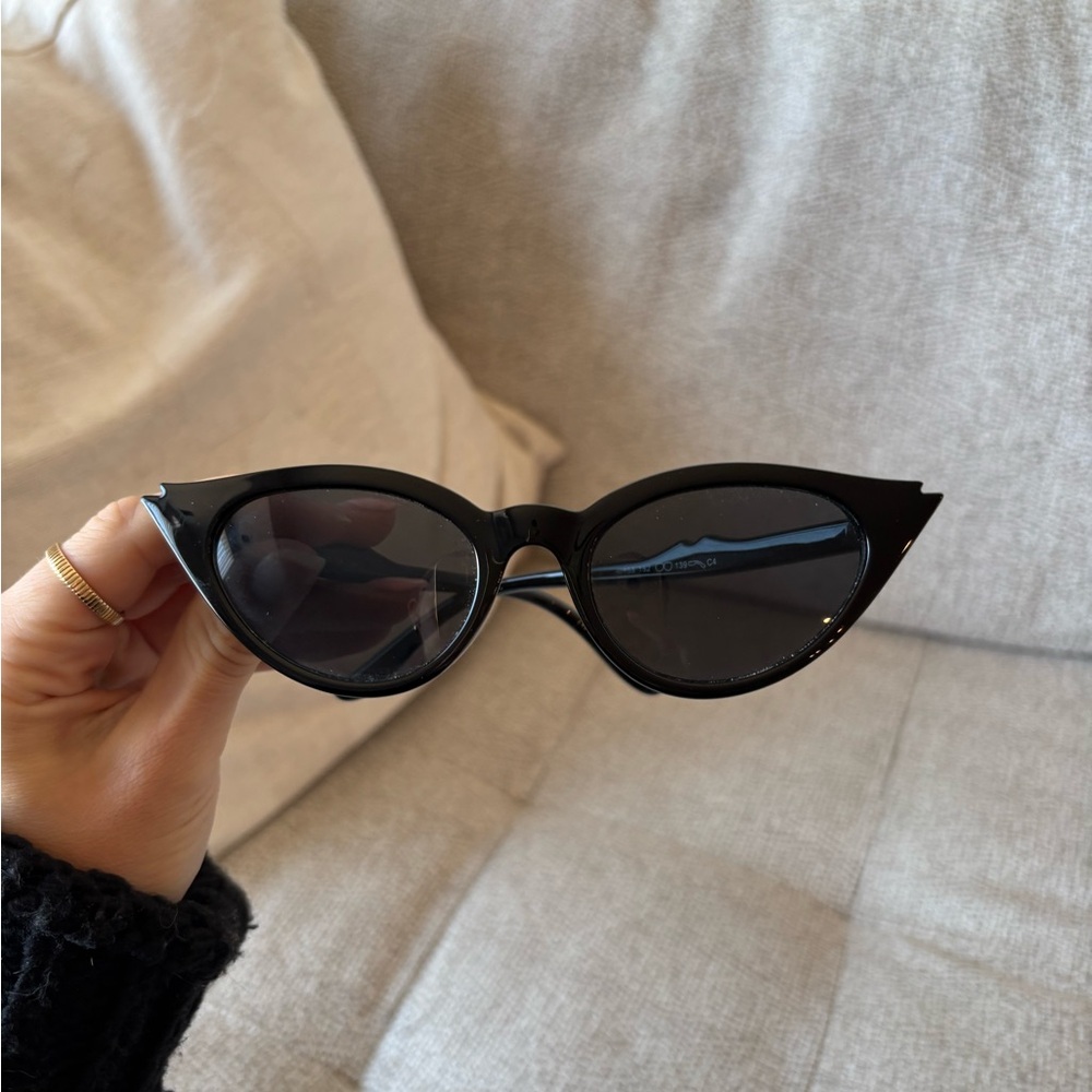 Chic Black Cat-Eye Sunglasses